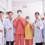 Người bệnh được ghép tạng và các bác sỹ trước thời điểm xuất viện. (Ảnh: TTXVN phát)