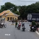 Hiện trường vụ tai nạn giao thông giữa xe tải và xe môtô trước Khu di tích Ngã tư Đức Hòa, xã Đức Hòa, tỉnh Tây Ninh khiến 2 người tử vong. (Ảnh: TTXVN phát)
