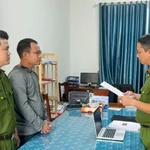 Cơ quan Công an thi hành Lệnh bắt tạm giam đối với Bùi Quang Huy. (Ảnh: TTXVN)