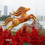 Linh vật ngựa đặt ở bờ Bắc sông Hương, thành phố Huế. (Ảnh: Nguyên Lý/TTXVN)
