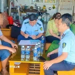 Lực lượng Quản lý thị trường thành phố Cần Thơ làm việc với một cửa hàng xăng dầu sau khi người dân phản ánh. (Ảnh: TTXVN phát)