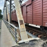 Tàu hàng gia tải cho cầu đường sắt. (Ảnh: VNR)