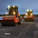 Với tinh thần “vượt nắng, thắng mưa”, các đơn vị thi công quyết tâm làm đêm, làm ngày để hoàn thành dự án đúng tiến độ đề ra. (Ảnh: Huỳnh Anh/TTXVN)