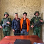 Đối tượng Lầu A Lềnh và Sùng A Say tại cơ quan chức năng. (Ảnh: TTXVN phát)