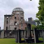 Công viên Tưởng niệm Hòa bình Hiroshima là một địa điểm mang tính biểu tượng nằm ở trung tâm thành phố Hiroshima, Nhật Bản. Được xây dựng để tưởng nhớ những nạn nhân của vụ ném bom nguyên tử kinh hoàng vào ngày 6/8/1945, công viên này là một lời nhắc nhở mạnh mẽ về sự tàn phá của chiến tranh và tầm quan trọng của hòa bình. (Nguồn: Vietnam+)
