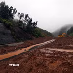 Sạt lở nghiêm trọng trên tuyến cao tốc La Sơn-Túy Loan đi qua xã Khe Tre, thành phố Huế. (Ảnh: Đỗ Trưởng/TTXVN)