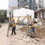 Khẩn trương tháo dỡ các công trình để bàn giao mặt bằng "sạch" phục vụ thi công cầu Tứ Liên. (Ảnh: Nguyễn Thắng/TTXVN)