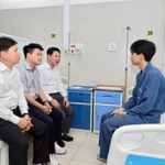 Đại diện Bộ Giáo dục và Đào tạo thăm hỏi, động viên em Nguyễn Lê Tú (Ảnh: Bộ GDĐT)