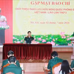 Cán bộ Tổng cục Chính trị QĐND Việt Nam thông tin về Giao lưu Hữu nghị Quốc phòng biên giới Việt Nam - Lào lần thứ 3. (Ảnh: Trọng Đức/TTXVN)