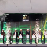 Các đại biểu bấm nút khởi công dự án. (Ảnh: Trịnh Bang Nhiệm/TTXVN)