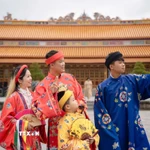 Người dân, khách du lịch đến thăm quan Đại Nội Huế vào ngày mùng 1 Tết. (Ảnh: Văn Dũng/TTXVN)