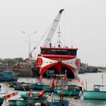 Các tàu cao tốc hoạt động tuyến Phan Thiết - đảo Phú Quý neo đậu trong cảng Thương Chánh (Lâm Đồng). (Ảnh: Nguyễn Thanh/TTXVN)