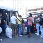 Người dân sơ tán tránh xung đột. (Ảnh: THX/TTXVN)