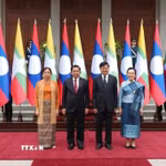 Chủ tịch nước Lào Thongloun Sisoulith và Phu nhân cùng Tổng thống Myanmar Min Aung Hlaing và Phu nhân tại lễ đón. (Ảnh: Xuân Tú/TTXVN)