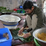 Ông Nguyễn Tất Lớ, làng Thủy Đường, gói bánh. (Ảnh: Tiến Vĩnh/TTXVN)