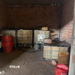 Hơn 1.000 lít dầu DO khác đã thu mua trước đó tại cơ sở kinh doanh phế liệu. (Ảnh: TTXVN phát)