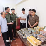 Cơ quan An ninh điều tra, Công an tỉnh Sơn La xét hỏi 2 đối tượng Hoàng Văn Duẩn và Hoàng Văn Duy (bên phải). (Ảnh: TTXVN phát)