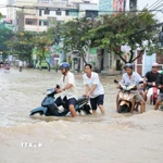 Triều cường gây ngập sâu trên đường Cách Mạng Tháng Tám, phường Cái Khế (Cần Thơ) khiến việc di chuyển của người dân rất khó khăn. (Ảnh: TTXVN phát)