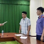 Cơ quan điều tra VKSND tối cao tống đạt quyết định tố tụng đối với bị can Lê Quốc Việt. (Ảnh: Cơ quan điều tra VKSND Tối cao)