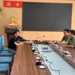 Cán bộ Công an xã làm việc với trường hợp vi phạm.