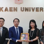 Phó giáo sư, Tiến sỹ Nguyễn Văn Tùng tặng sách "Bác Hồ ở Thái Lan" cho Trung tâm Nghiên cứu ASEAN, Đại học Khon Kaen, Thái Lan. (Ảnh: TTXVN phát)