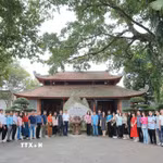 Đoàn nhà báo TTXVN tại Khu di tích 27/7. (Ảnh: Lê Đông/TTXVN)