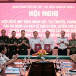 Lãnh đạo UBND TP Cần Thơ và Bộ Tư lệnh Vùng Cảnh sát biển 4 ký kết kế hoạch hiệp đồng. (Ảnh: TTXVN phát)