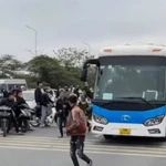 Đối tượng cản trở xe làm nhiệm vụ (Ảnh cắt từ clip)