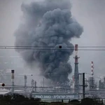 Nhà máy lọc dầu Bazan tại vịnh Haifa bị trúng tên lửa. (Ảnh: TPS)