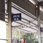 Khu vực kiểm định khí thải tại Trung tâm đăng kiểm xe cơ giới 29-01S trên đường Phạm Văn Đồng. (Ảnh: Nguyễn Thắng/TTXVN)