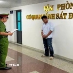 Tạm giữ tài xế Phạm Quốc Huy điều khiển xe bán tải kéo lê nạn nhân đi xe máy 500m làm nạn nhân tử vong. (Ảnh TTXVN phát)