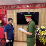 Cơ quan Cảnh sát điều tra, Công an tỉnh Quảng Ninh tống đạt Quyết định khởi tố bị can đối với Nguyễn Duy Hưng. (Ảnh: TTXVN phát)