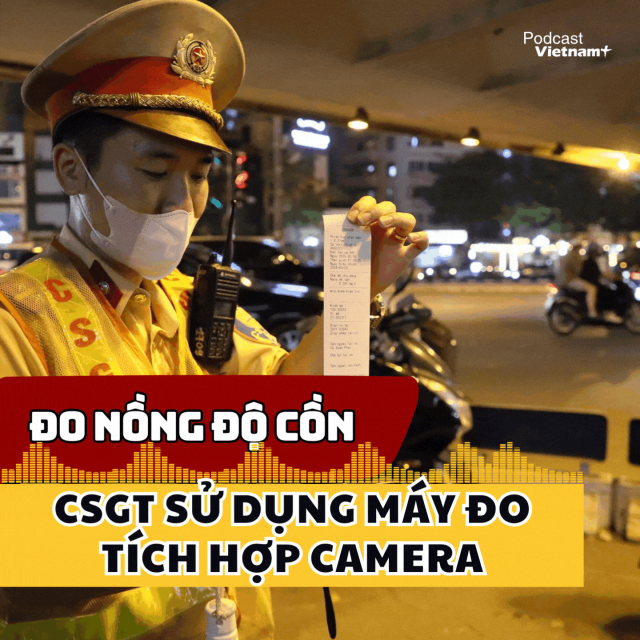 Cảnh sát giao thông sử dụng máy đo nồng độ cồn tích hợp camera 
