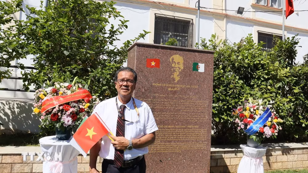 ttxvn-chu-tich-ho-chi-minh-trong-trai-tim-nhan-dan-algeria2.jpg