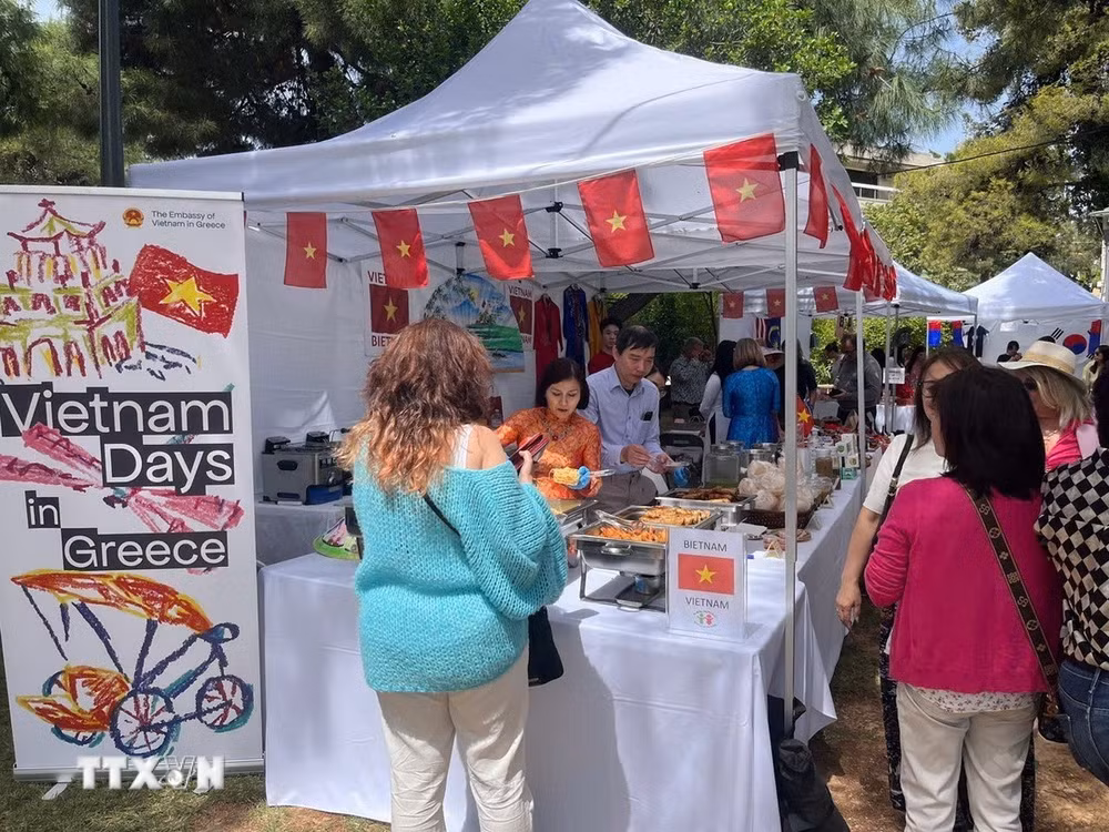ttxvn-lan-toa-ban-sac-van-hoa-hinh-anh-viet-nam-tai-hoi-cho-asean-plus-friends-bazaar.jpg