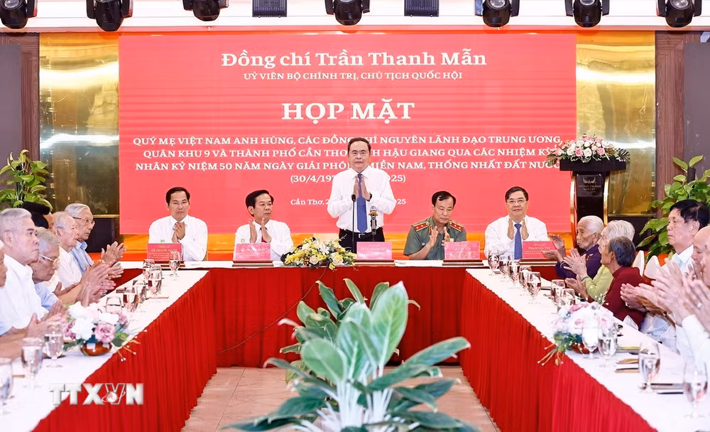 ttxvn-chu-tich-quoc-hoi-gap-mat-me-viet-nam-anh-hung-nguyen-lanh-dao-trung-uong-va-tp-can-tho2.jpg