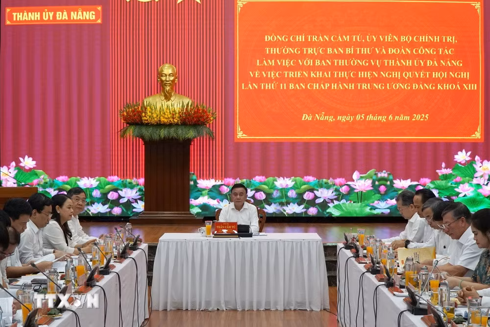 ttxvn-thuong-truc-ban-bi-thu-tran-cam-tu-lam-viec-voi-ban-thuong-vu-thanh-uy-da-nang2.jpg