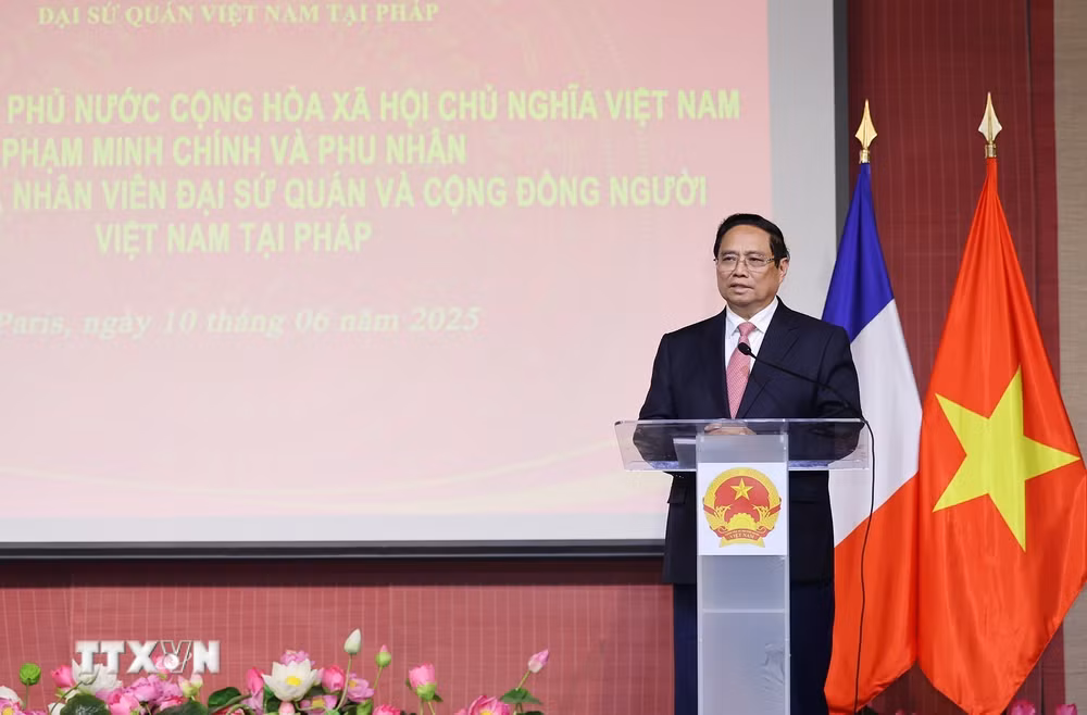 ttxvn-thu-tuong-va-phu-nhan-gap-go-can-bo-nhan-vien-dai-su-quan-va-cong-dong-nguoi-viet-nam-tai-phap2.jpg