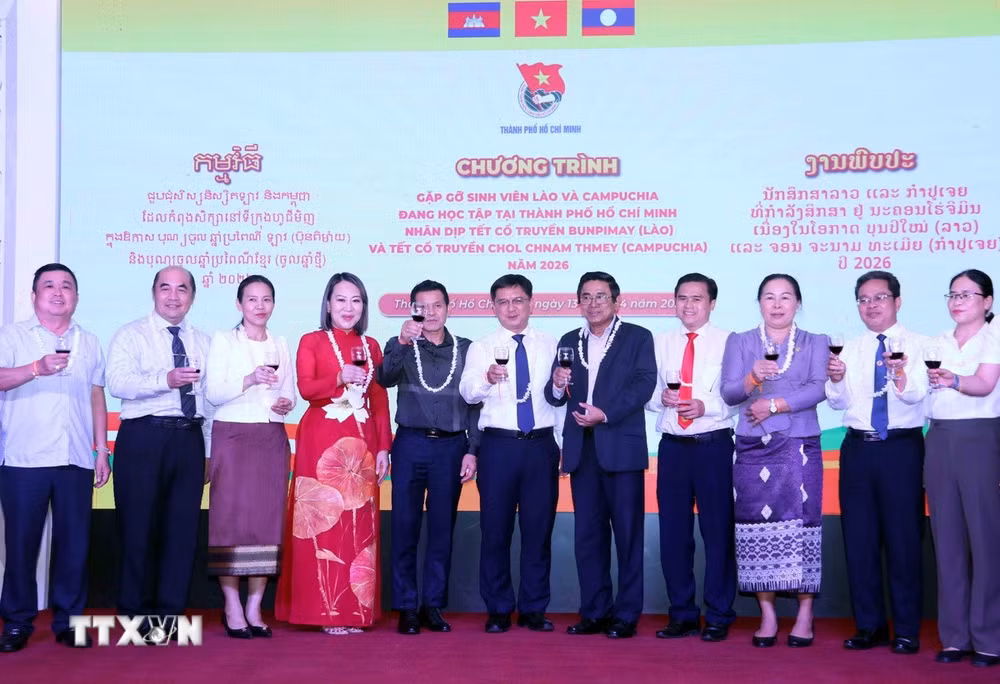 ttxvn-lanh-dao-thanh-pho-ho-chi-minh-chuc-tet-co-truyen-sinh-vien-lao-campuchia3.jpg