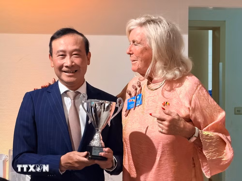 ttxvn-giai-golf-tu-thien-vietnam-ambassadors-cup-2026-quyen-gop-gan-13000-euro-ho-tro-nan-nhan-chat-doc-da-cam-viet-nam-2.jpg