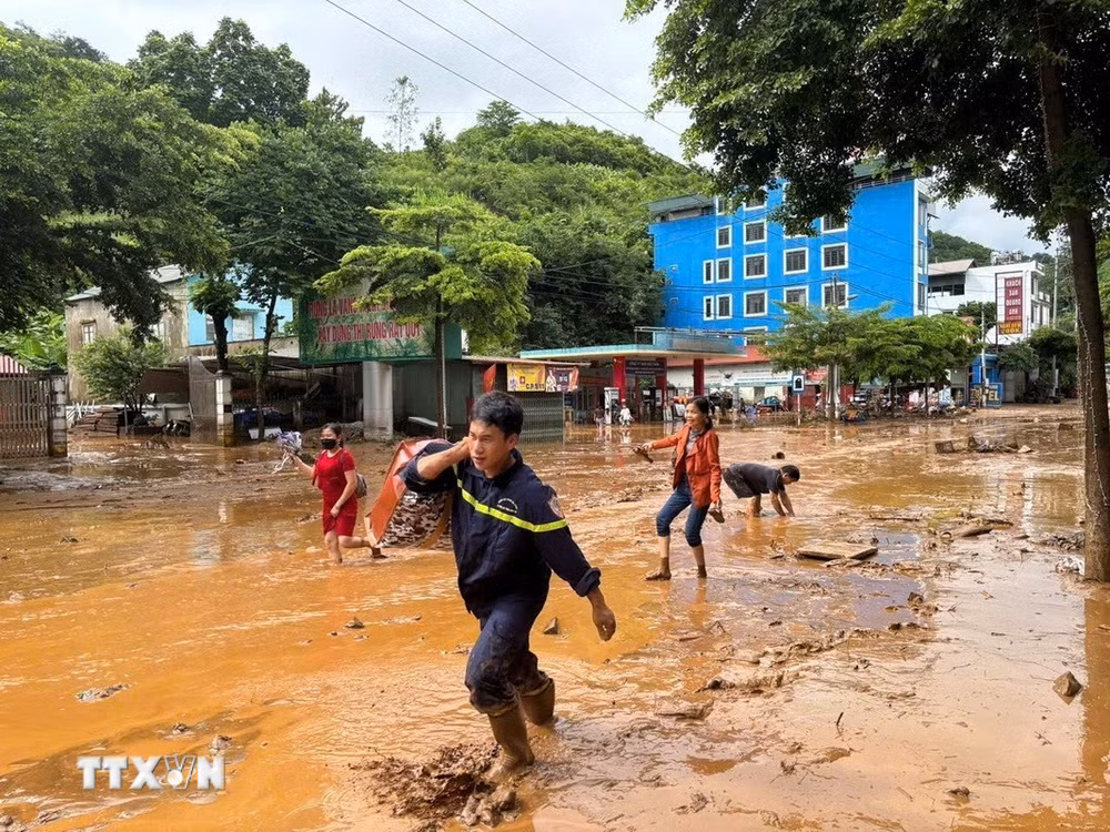 ttxvn-cong-an-son-la-ho-tro-nhan-dan-khac-phuc-thien-tai3.jpg