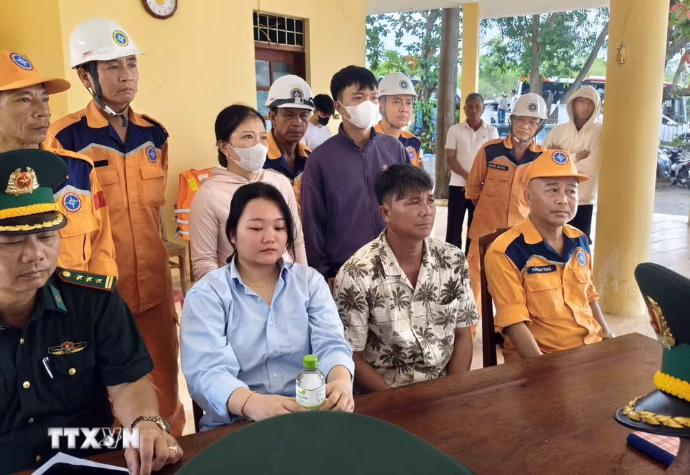 ttxvn-da-nang-dong-vien-tham-hoi-gia-dinh-co-nan-nhan-bi-song-cuon-troi-tren-khu-vuc-ban-dao-son-tra.jpg