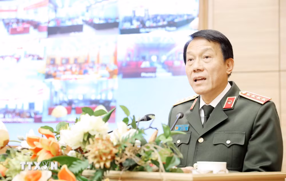 ttxvn-dai-tuong-luong-tam-quang-tiep-xuc-voi-cu-tri-tinh-hung-yen.jpg