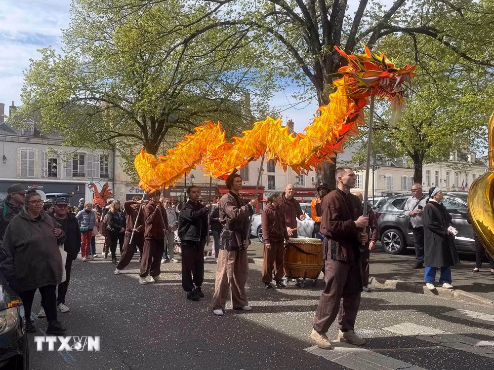 ttxvn-hinh-anh-viet-nam-noi-bat-tai-le-dieu-hanh-chateaudun-phap2.jpg