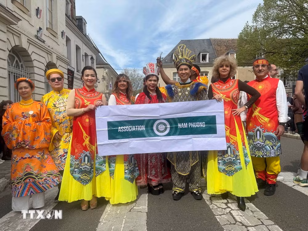 ttxvn-hinh-anh-viet-nam-noi-bat-tai-le-dieu-hanh-chateaudun-phap3.jpg