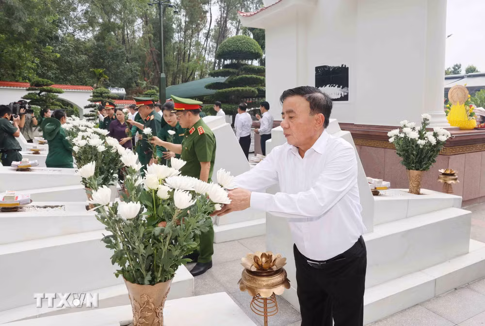 ttxvn-thuong-truc-ban-bi-thu-tran-cam-tu-dang-huong-tai-khu-di-tich-quoc-gia-dac-biet-kim-lien-tang-qua-nguoi-co-cong-tinh-nghe-an13.jpg