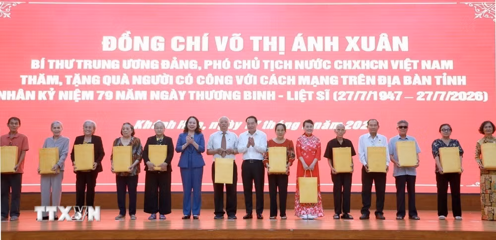 ttxvn-pho-chu-tich-nuoc-vo-thi-anh-xuan-tham-tang-qua-nguoi-co-cong-tinh-khanh-hoa3.jpg
