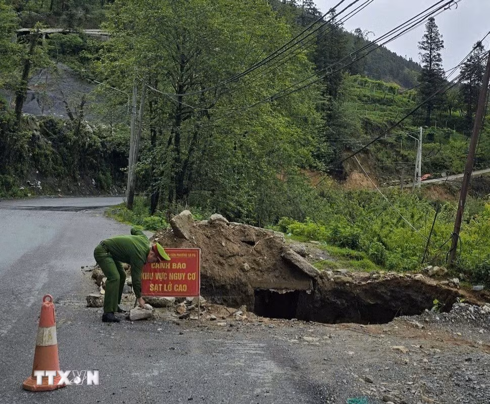 ttxvn-xuat-hien-tinh-trang-sat-lo-sut-lun-tai-sa-pa-sau-mua-keo-dai2.jpg