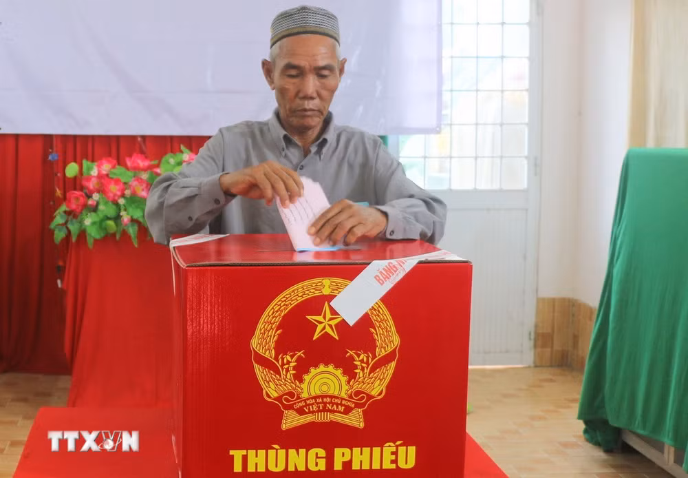ttxvn-cu-tri-dong-bao-dan-toc-cham-tinh-an-giang-no-nuc-di-bau-cu.jpg