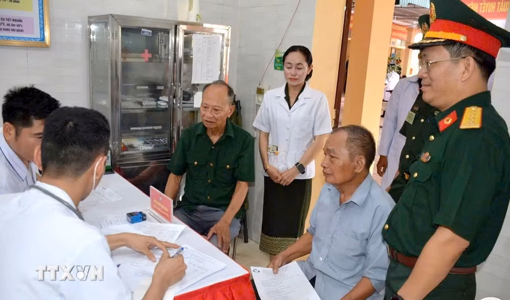ttxvn-benh-vien-quan-y-4-tham-kham-cap-thuoc-mien-phi-tai-nghe-an2.jpg
